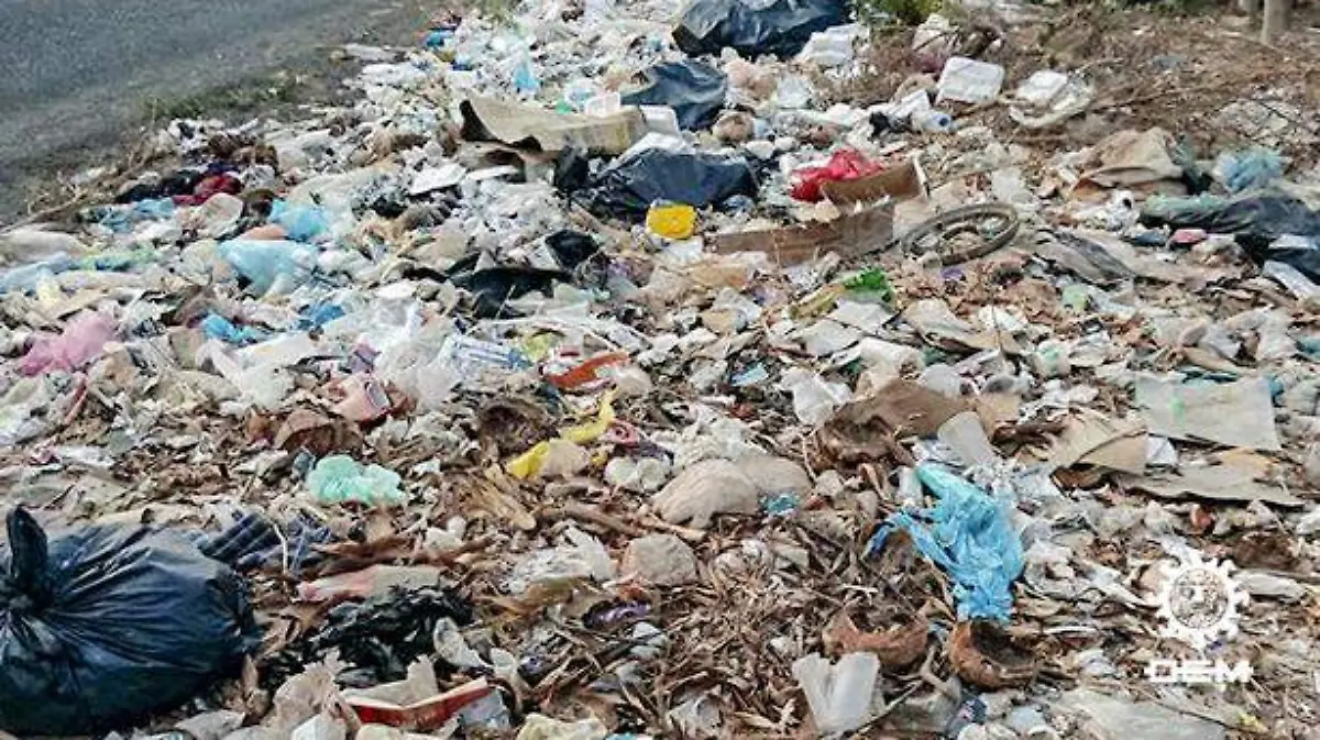 Costa chica- tiran basura en la entrada del ayuntamietno